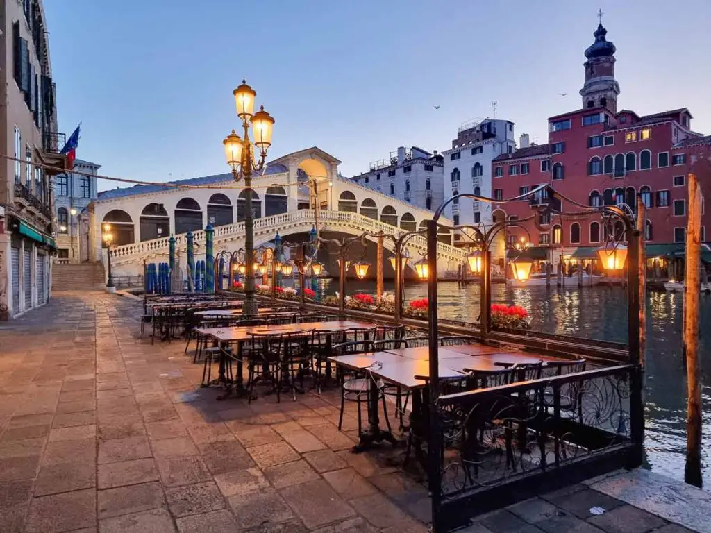 Rialto bridge early morning, at sunrise.